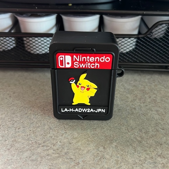 AirPods case with clip for first & second generation - Picture 2 of 3